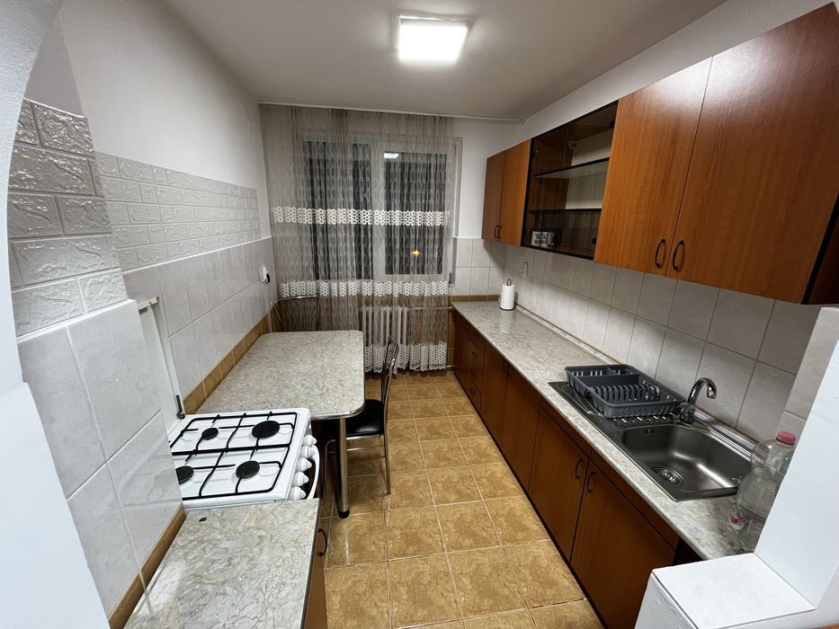 Inchiriez apartament 3 camere, Cartierul Rogerius