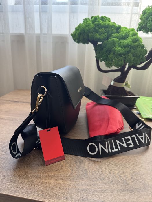 Geanta Valentino noua perfecta pentru cadou