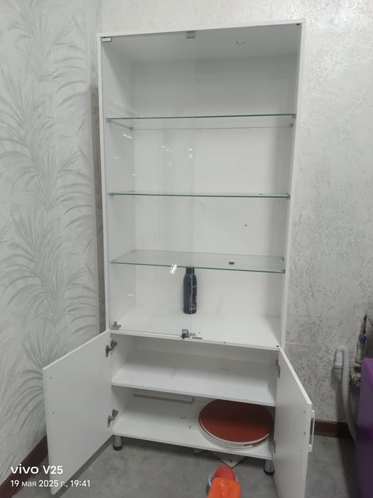 Шкаф витрина с стеклянными полками