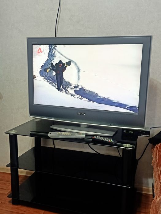 Продам телевизор с тумбой и приставкой