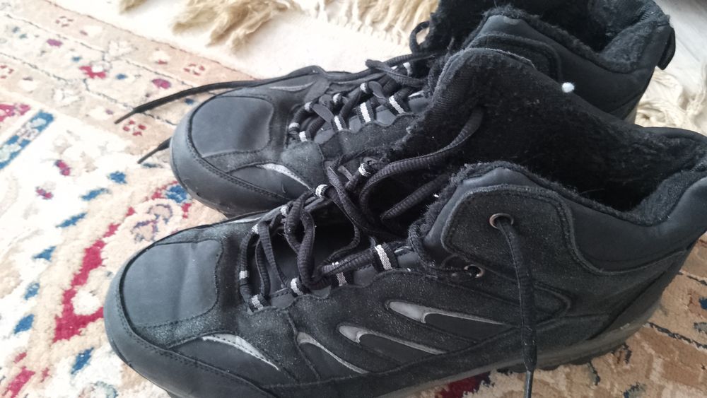 Продам кроссовки и ботинки для рабочих.