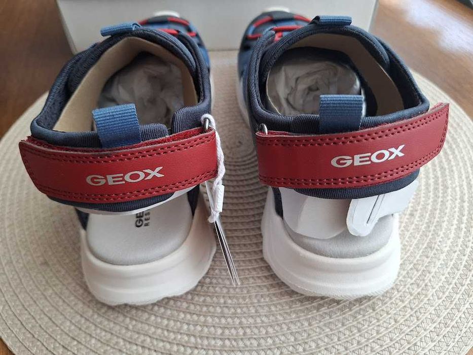 Сандали - чисто нови - на Geox, н. 37
