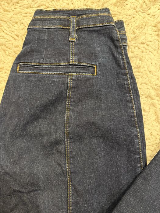 Джинсы в отличном. Размер на фото.