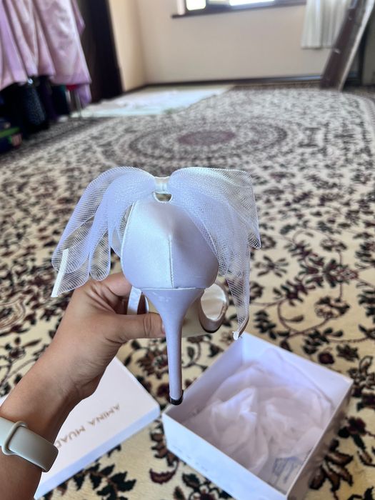 новые белоснежные босоножки на каблуке