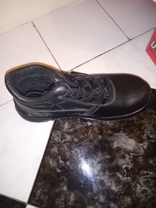 Работни обувки с метална пластина