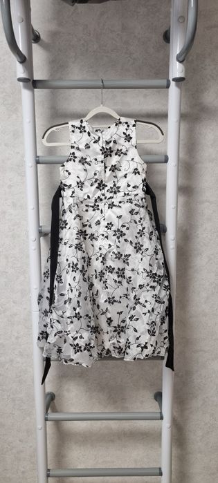 Продам платье на 5-7 лет.