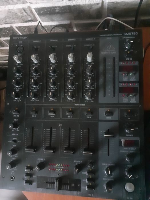 De vanzare mixer pasiv behringer DJX 750