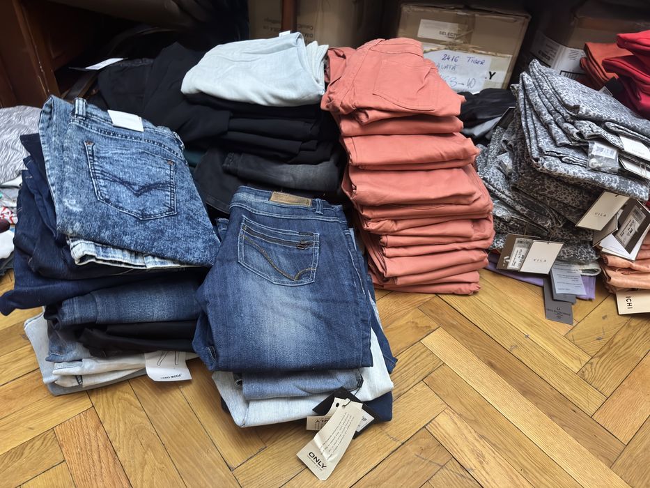 Stoc haine iarna noi cu eticheta (blugi,sacouri,pulovere)