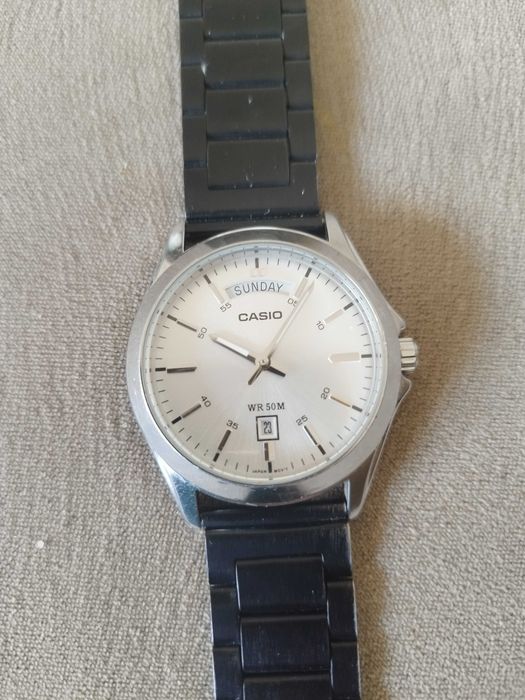 Часовник CASIO MTP-1370, с драскотина по стъклото