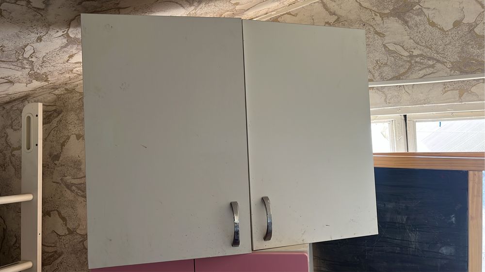 Навесной кухонный шкаф