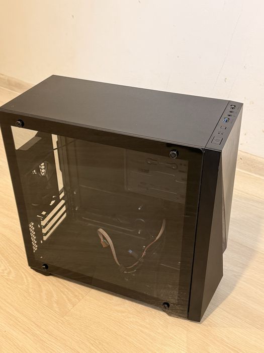 Компютърна кутия mATX с прозрачен страничен панел и RGB преден панел