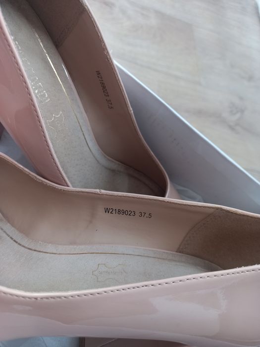 Продам туфли,бежевый и чёрный