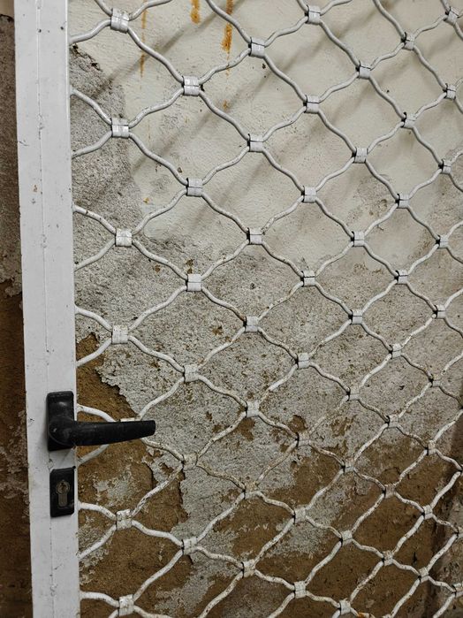 Метална врата бяла