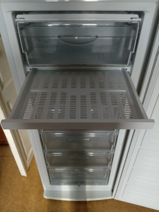 Продаётся морозильник шкаф Атлант