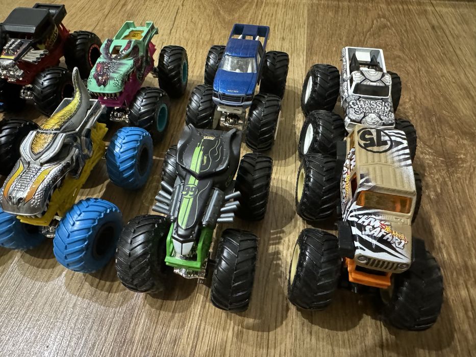 Колички hot wheels  monster trucks