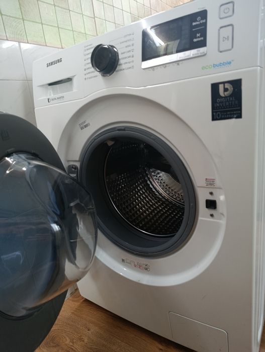 Продавам комбинирана пералня със сушилня Samsung