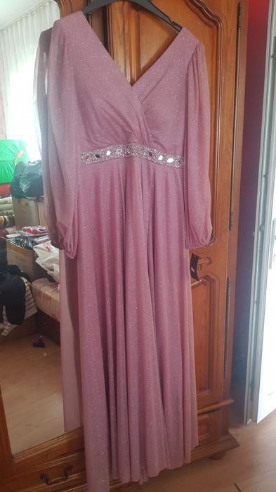 Vând rochie de seară/petrecere la prețul de 300 de lei/negociabil!