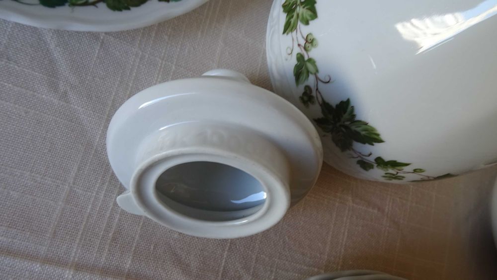 Лозов лист  - Oscar Schaller 1918- 1938 г.  porcelain