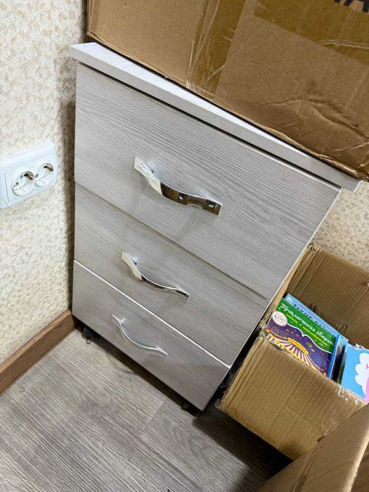 Продаётся полный комплект офисной мебели (6 предметов)