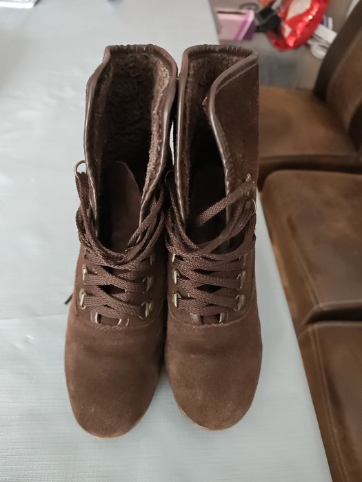 Ghete mărimea 37. Preț.50 lei.