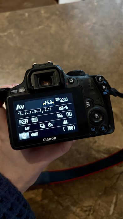 Canon 100d с объекивом 18-55мм