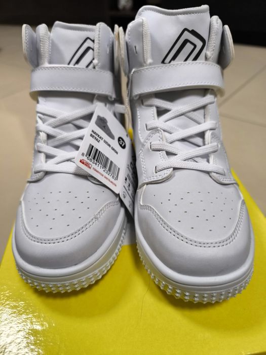 Високи бели спортни обувки