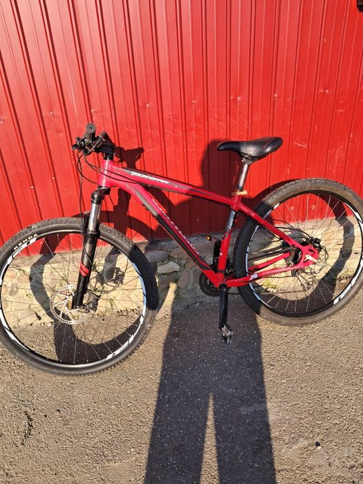 Vând bicicleta specializend in stare buna are roti de 29