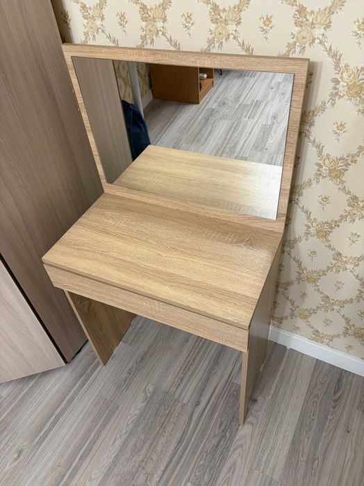 Продаю косметический столик, б/у