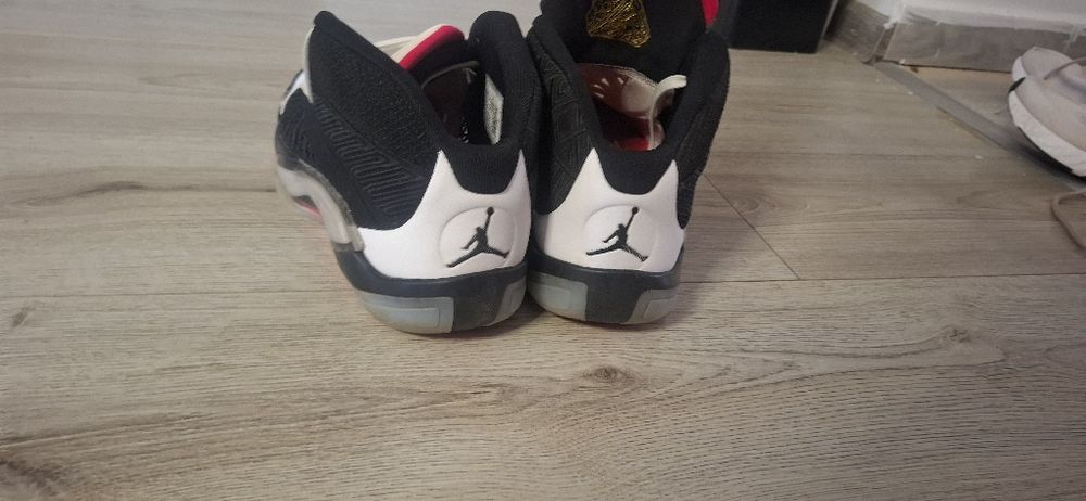 Vând adidasi Air Jordan