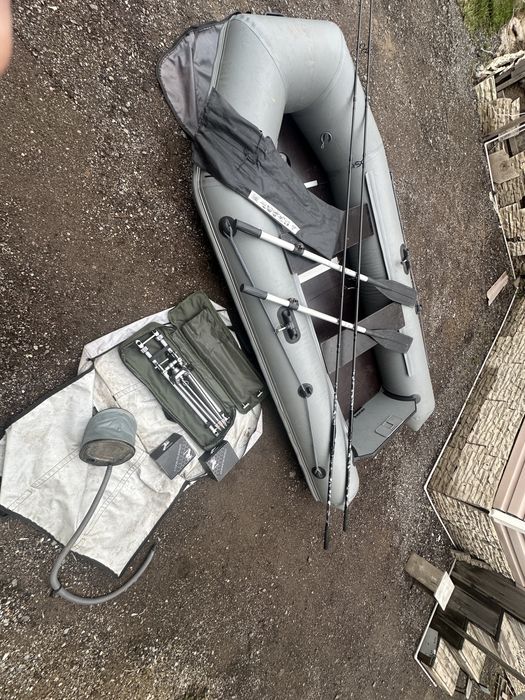 Лодка ,2удилище,2 катушка , держатель