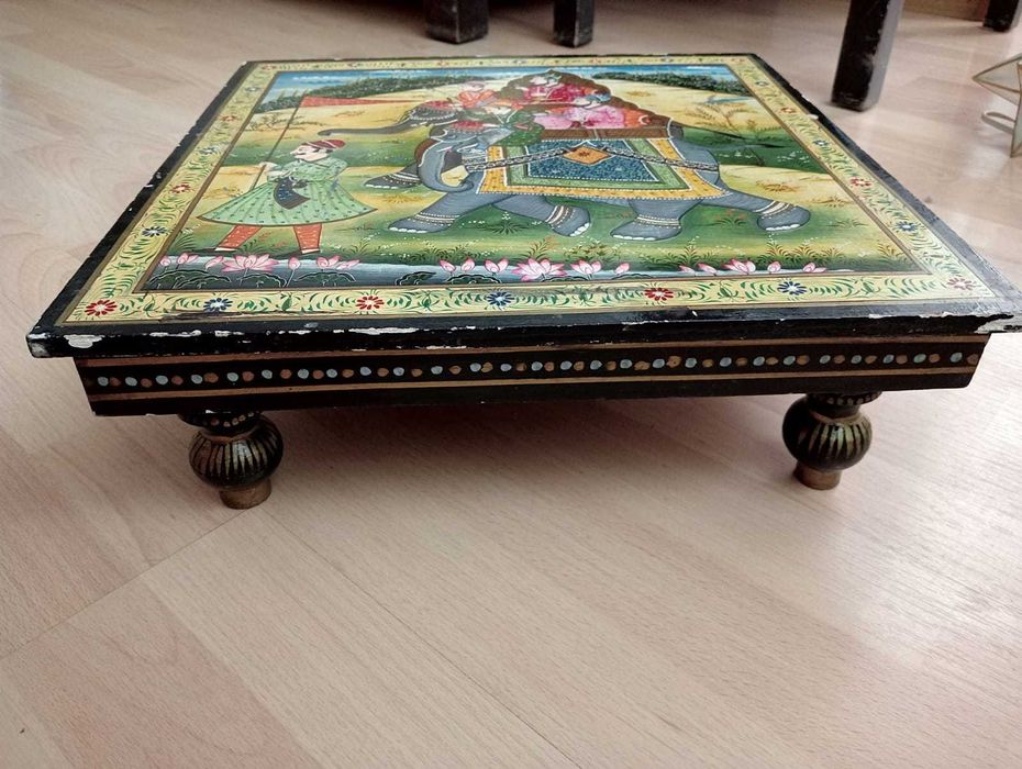 Столик декоративный деревянный