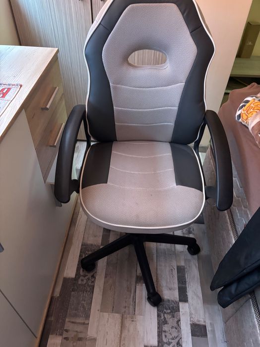 Стол за Бюро……..