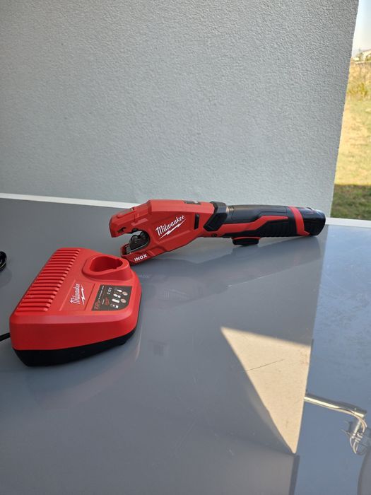 Mașină de tăiat țevi CUPRU INOX Milwaukee M12 PCSS