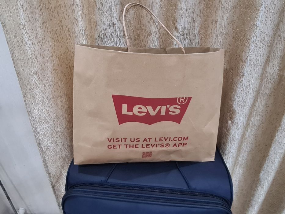 Джинсы и куртка Levi's.