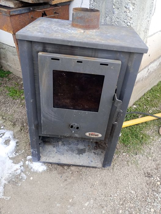 Soba din fier căptușită in interior cu cărămidă din șamotă