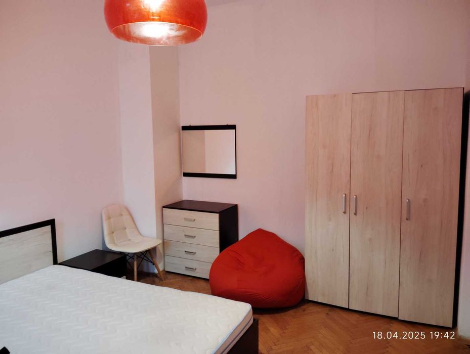 Дава се под наем Тристаен апартамент в София, Център - 95 кв.м за 677.79 € - Снимка #2