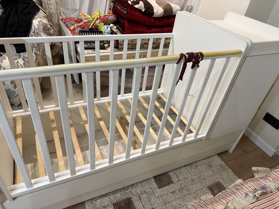 Детская кровать с комодом и матрасом