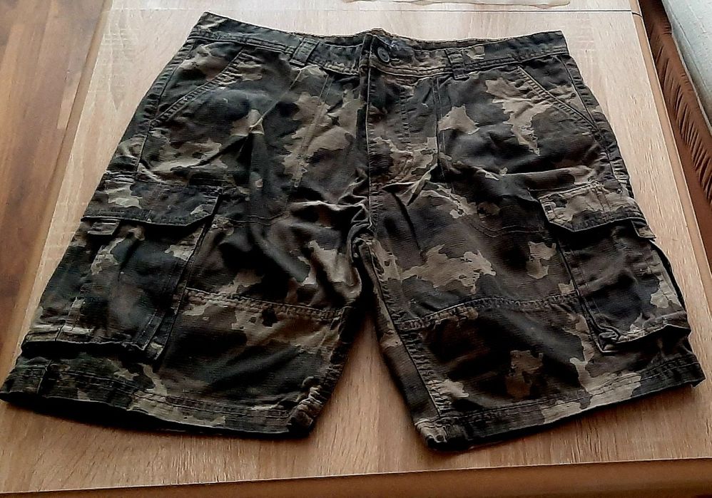 Нов ,еластичен и ефектен,черен елек,Eластични  слим дънки и камуфлажен