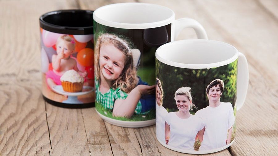 Kokrakli rus fohishasi bir vaqtning ozida ikkita yigitni sikadi va ularni soradi.