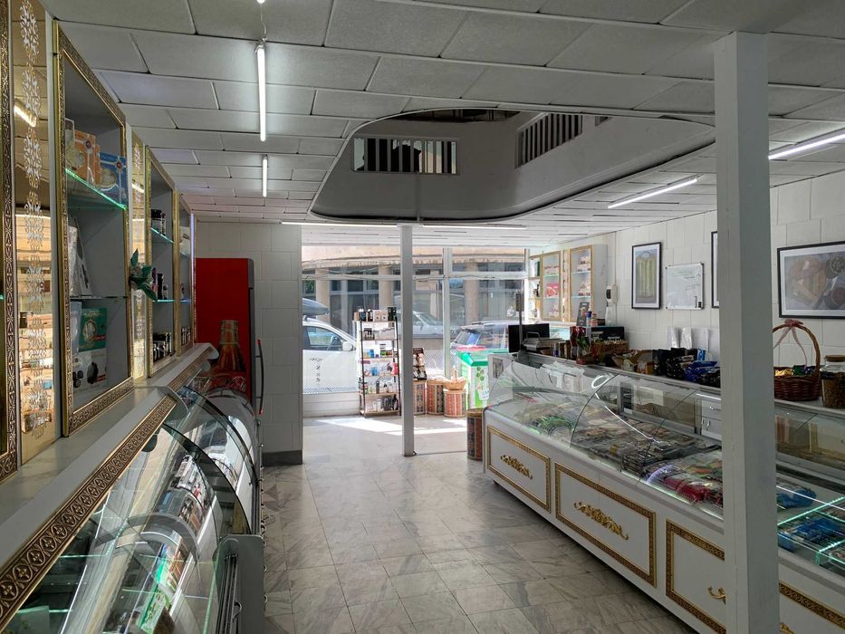 Спешно продава Ориенталски стил магазинни витрини и крайстенни стелажи