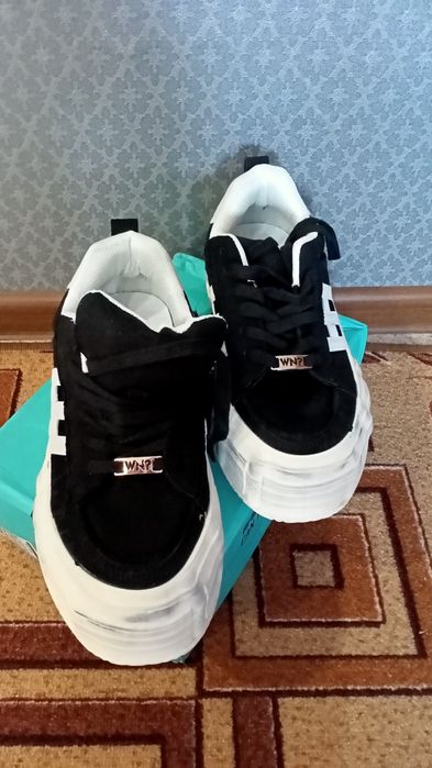 Кроссовки . Новые