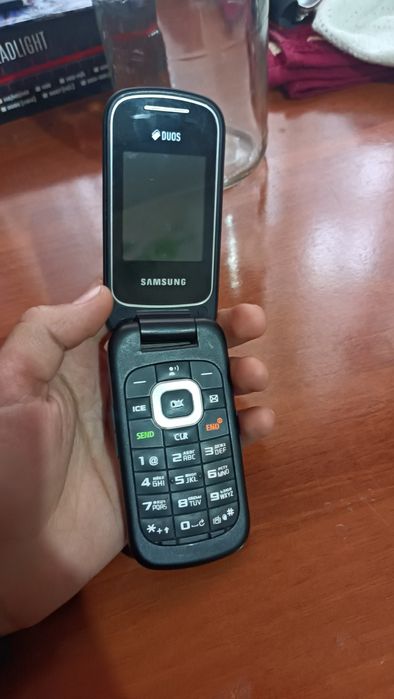 Telefon sotiladi narxi 300 ming kelishamiz qiziqanlar murojat qilurasl