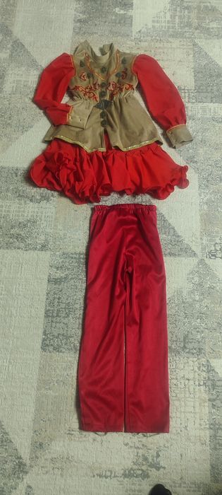 Продам костюмы для девочек