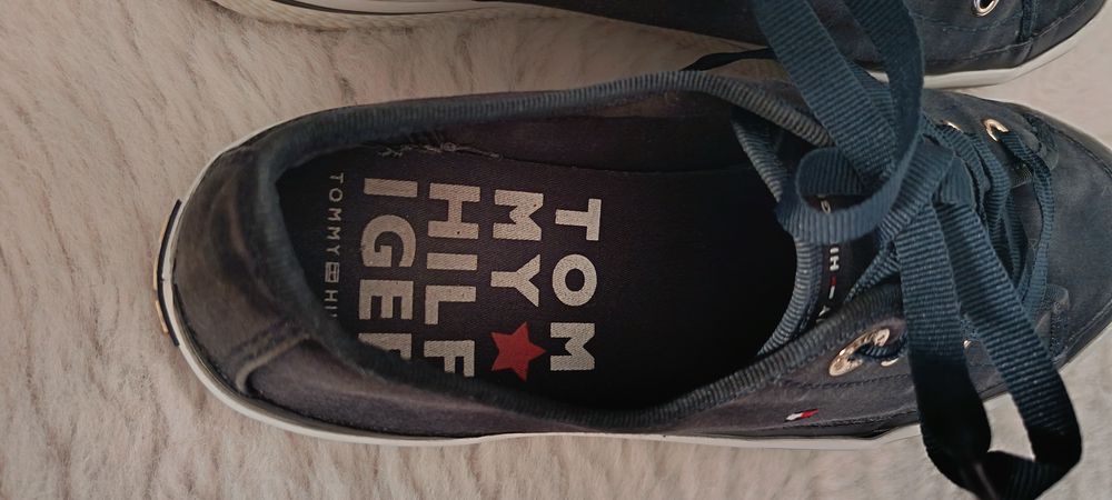 Vand bascheti Tommy Hilfiger, marimea 37.