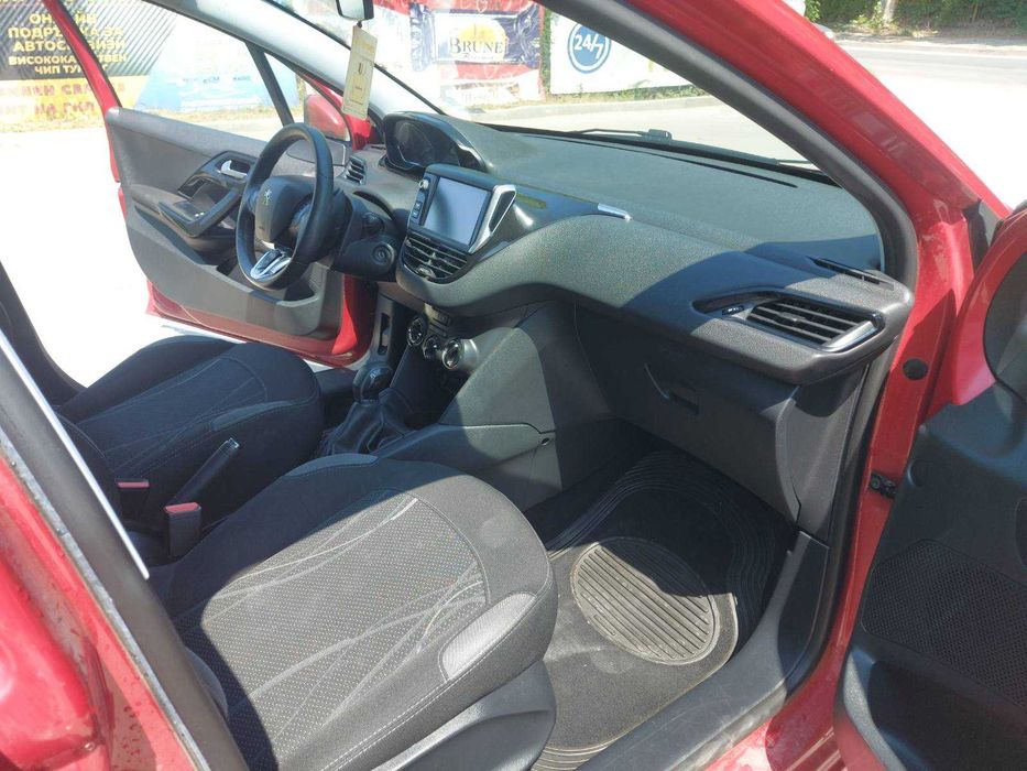 Peugeot 208 1.2 бензин 82к.с  2013г.