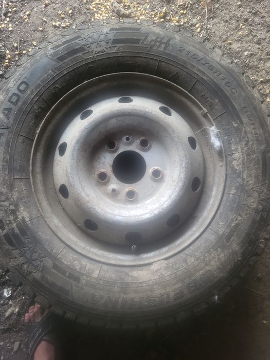 Geante cu cauciucuri noi 215.75r16c de vanzare