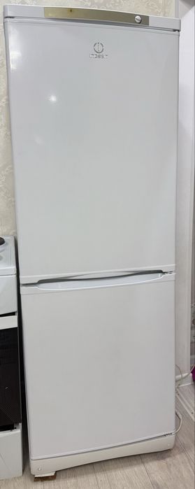 Холодильник indesit