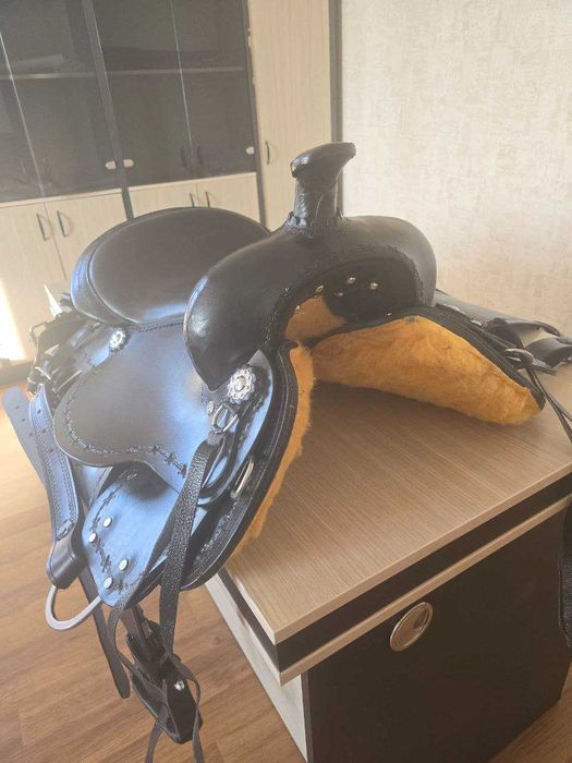 Седло для лошади. Кожа. Индия. Комплект.