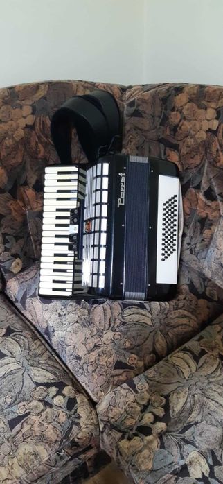 Vând acordeon Parrot 60 bași
