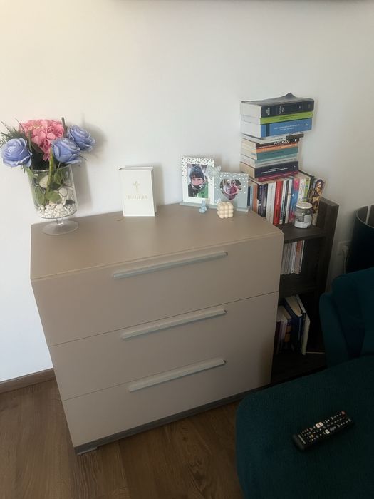 Mobila dormitor , pat, 2 noptiere si comoda